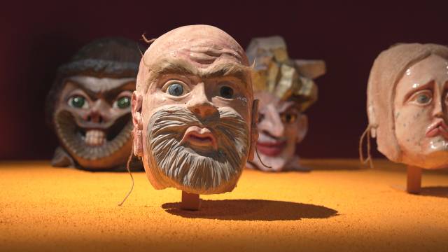 ‘나는 새로운 신전의 찬가(2023)’ 맞은편에 출연 배우들이 썼던 고대 그리스풍 세라믹 가면들이 진열돼 있다. 김도연 기자