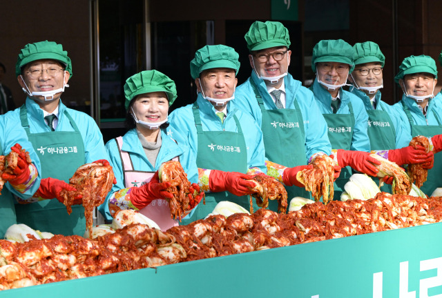 함영주(왼쪽 세 번째) 하나금융그룹 회장과 경영진이 11일 하나금융 명동사옥에서 열린 ‘사랑의 김장 나눔’ 행사에서 김치를 담그고 있다. 성형주 기자