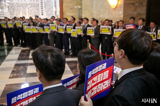 11월4일 국회 로텐더홀에서 시정연설에 불참한 윤석열 대통령을 규탄하는 더불어민주당 및 야당 의원들의 피켓 시위가 진행되고 있다. ⓒ시사IN 신선영