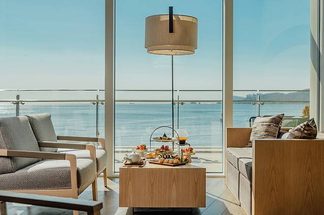 바다 곁에서 즐기는 더 라운지의 애프터눈티