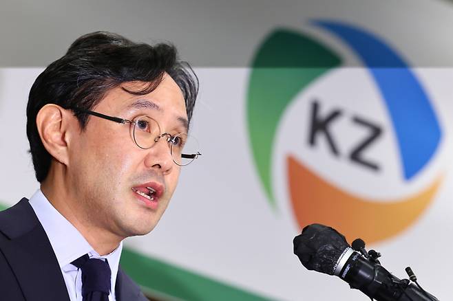 최윤범 고려아연 회장이 지난 10월 2일 서울 용산구 그랜드하얏트호텔에서 열린 고려아연 기자회견에 참석해 발언하고 있다. 연합뉴스