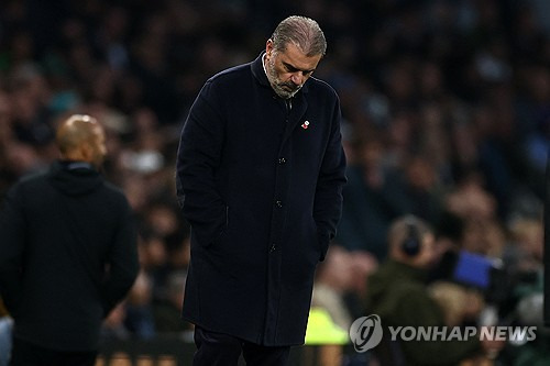 손흥민이 11일(한국시간) 영국 런던에 있는 토트넘 홋스퍼 스타디움에서 열린 토트넘과 입스위치 타운의 2024-2025시즌 프리미어리그 11라운드 홈 경기에서 1-2로 패한 뒤, 일관된 수준의 경기력을 보여야 한다고 팀을 비판했다.   토트넘은 올 시즌 승격 팀이자 시즌 첫 승이 없었던 입스위치에게 무너졌다. 연합뉴스