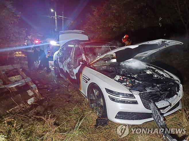 불에 탄 피해자 승용차 [충남 서산소방서 제공. 재판매 및 DB 금지]