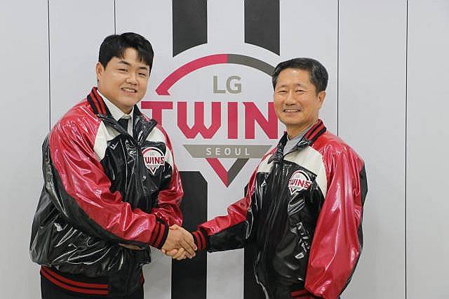 LG 품에 안긴 장현식 (서울=연합뉴스) KIA 타이거즈 출신 자유계약선수 장현식(왼쪽)이 11일 서울 잠실구장에서 LG 트윈스와 계약기간 4년, 총액 52억원에 계약한 뒤 김인석 구단 대표이사와 악수하고 있다. 2024.11.11 [LG 트윈스 제공. 재배포 및 DB 금지] photo@yna.co.kr