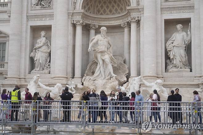 트레비 분수 공중 보행로 (로마 AP=연합뉴스) 관광객들이 9일(현지시간) 이탈리아 로마의 트레비 분수에 설치된 공중 보행로에 서서 조각품을 감상하고 있다. 2024.11.09 photo@yna.co.kr