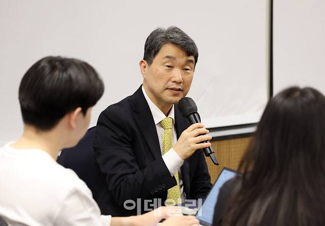 이주호 부총리 겸 교육부 장관이 11일 열린 취임 2주년 기자간담회에서 기자들의 질문에 답변하고 있다.(사진=교육부 제공)