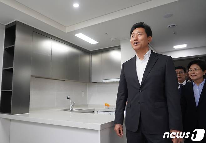오세훈 서울시장이 7일 오전 서울 은평구 대조동 청년안심주택을 살펴보고 있다. (서울시 제공) 2023.6.7/뉴스1