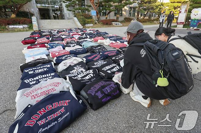 11일 오후 서울 성북구 동덕여자대학교에서 학교 측의 남녀공학 전환 추진에 반발하는 학생들이 항의의 의미로 학교 점퍼(과잠)을 본관 앞에 벗어놓고 있다. 2024.11.11/뉴스1 ⓒ News1 민경석 기자