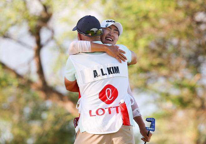 김아림이 10일(한국시간) 미국 하와이 에바비치에 위치한 호아칼레이CC에서 열린 미국여자프로골프(LPGA) 투어 롯데 챔피언십 최종 라운드에서 우승 확정 후 캐디와 포옹하고 있다. (대홍기획 제공)2024.10.11/뉴스1 ⓒ News1 박지혜 기자