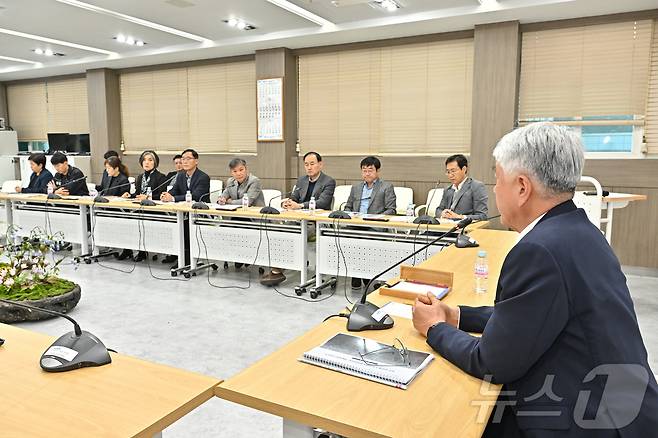 강원 정선군이 지난 8일 군청 소회의실에서 정선 남부권 스포츠센터 입지타당성 개발계획 수립 용역 보고회를 여는 모습. (정선군 제공) 2024.11.12/뉴스1