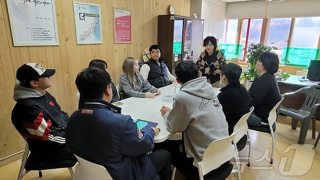 강원특별자치도교육청은 12일 한림대 학생들과 홍천 삼생초를 찾아 지역소멸 해법에 대해 논의하고 있다.(도교육청 제공)