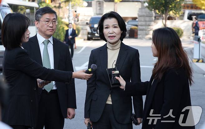 이진숙 방송통신위원장이 12일 오후 서울 종로구 헌법재판소 대심판정에서 열린 탄핵심판청구 사건에 대한 첫 공개 변론에 출석해 입장을 밝히고 있다. 이날 변론은 '2인 체제'로 운영된 방송통위원원회가 공영방송 이사 선임안을 의결한 것에 대한 위법성 여부가 쟁점이다. 2024.11.12/뉴스1 ⓒ News1 김성진 기자