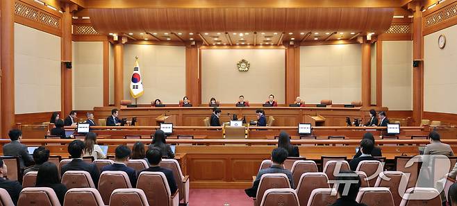 문형배 헌법재판소장 권한대행을 비롯한 헌법재판관들이 12일 오후 서울 종로구 헌법재판소 대심판정에서 열린 이진숙 방송통신위원장 탄핵심판청구 사건에 대한 첫 공개 변론에 참석해 자리하고 있다. 이날 변론은 '2인 체제'로 운영된 방송통위원원회가 공영방송 이사 선임안을 의결한 것에 대한 위법성 여부가 쟁점이다. 2024.11.12/뉴스1 ⓒ News1 김성진 기자