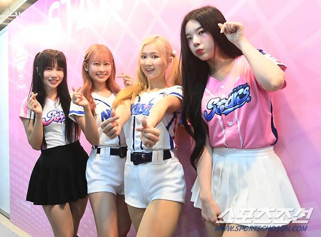 타이베이돔구장에서 포즈를 취하고 있는 대만 치어리더들.