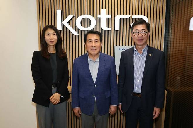 KOTRA 리스본 무역관 방문(왼쪽부터 김윤희 무역관장, 나동연 양산시장, 박창현 양산상공회의소 회장). 양산시 제공