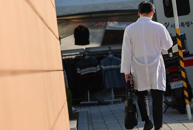 지난 11일 서울 시내 한 대형 병원에서 의료진이 이동하고 있다. /뉴스1