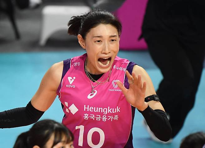 12일 인천 삼산월드체육관에서 열린 흥국생명과 정관장의 경기. 흥국생명 김연경이 5세트에서 득점 후 환호하고 있다. /정재근 스포츠조선 기자