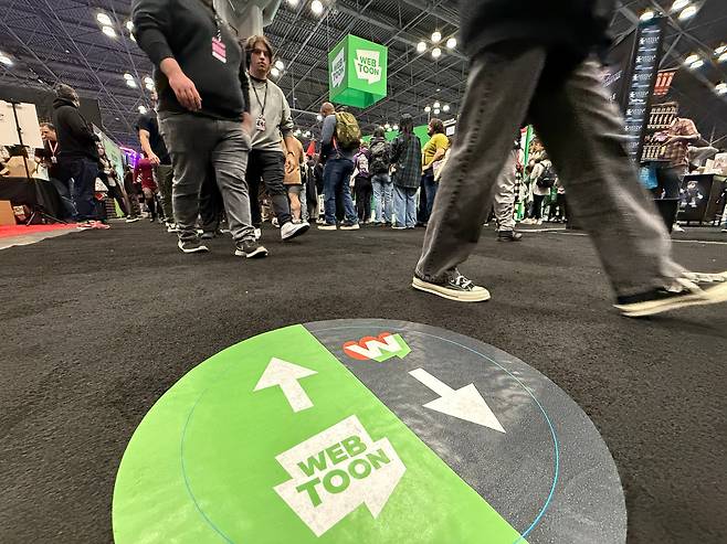 '뉴욕 코믹콘(NYCC) 2024' 행사장 바닥의 네이버웹툰 부스 안내 표시./연합뉴스