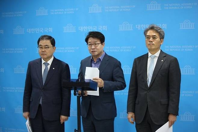 더불어민주당 명태균게이트 진상조사단 내 창원산단 등 국정개입 의혹 조사본부의 허성무(창원성산)·염태영(수원무)·김기표(부천을) 국회의원(사진 왼쪽부터)이 12일 오전 국회 소통관에서 기자회견을 마친 뒤 기자들의 질문에 답하고 있다. ⓒ염태영 의원실