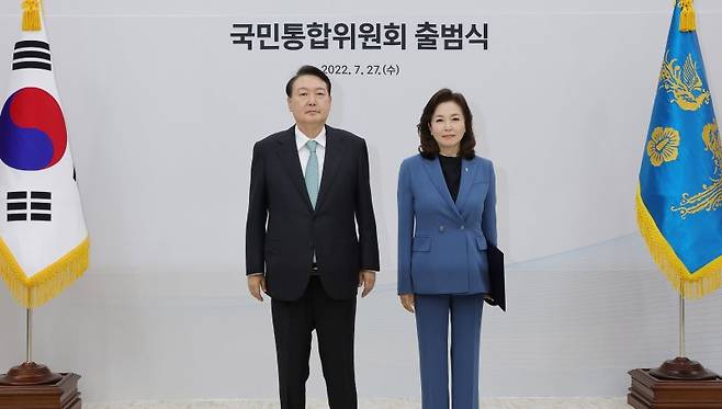 윤석열 대통령이 지난 2022년 7월 27일 용산 대통령실 청사에서 열린 국민통합위원회 출범식에서 당시 김민전 정치·지역 분과위원장(현 국민의힘 최고위원)에게 임명장을 수여한 뒤 기념 촬영하고 있다. (대통령실사진기자단) /사진=뉴스1