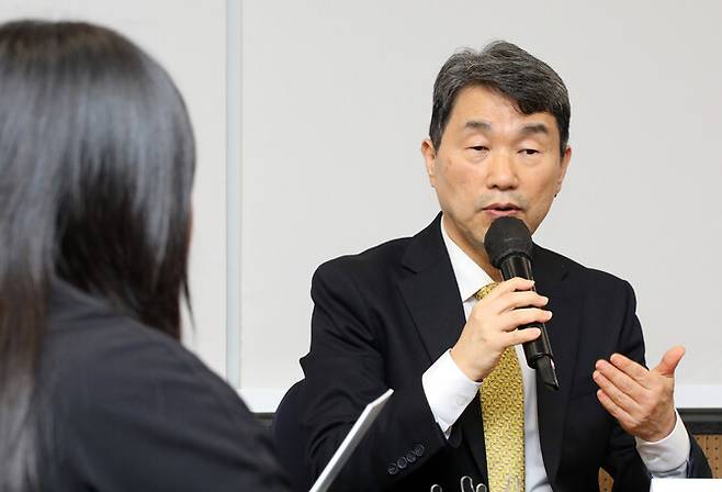 이주호 사회부총리 겸 교육부 장관이 11일 오후 세종시 한 호텔에서 열린 출입 기자 간담회에서 기자들의 질문에 답하고 있다. 연합뉴스