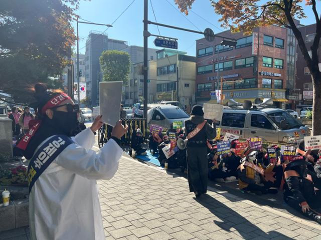 이달 7일 서울 성북구청 앞에서 집회를 개최한 신월곡 1구역 철거민 대책위원회가 구호를 외치고 있다. 권정현 기자