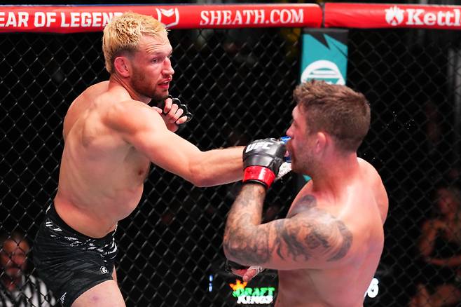 레이니어 더 리더(왼쪽)가 제럴드 머샤트를 제압했다. 사진=UFC