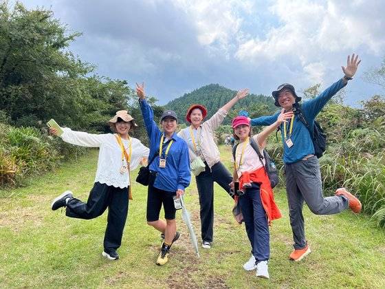 대만인 관광객들이 최근 제주 저지오름을 오르며 사진을 찍고 있다. [사진 제주관광공사]