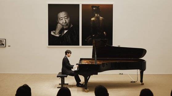 지난 10월, 구찌 문화의 달 사진전이 개최된 파운드리 서울에서는 전시 폐막을 맞아 프라이빗 행사를 진행했다. 조성진은 백남준의 초상 앞에서 연주를 펼쳤다. [사진 구찌]