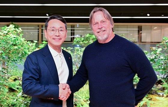 LG전자는 최근 서울 여의도 LG트윈타워에서 짐 켈러 텐스토렌트 최고경영자(CEO)를 만나 전략적 협업을 논의했다고 12일 밝혔다. 조주완 LG전자 CEO와 짐 켈러가 기념 촬영하고 있다. 사진 LG전자