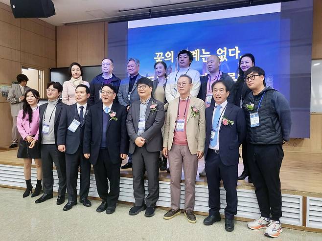 학술제에 참석한 귀빈과 부동산대학원 원우회 전현직 임원(첫째줄 왼쪽에서 세번째 원우회 유승열 회장, 네번째 부동산경영관리전공 학과장 신종칠 교수, 다섯번째 부동산대학원 원장 신승우 교수, 여섯번째 엠디엠그룹 문주현 회장, 일곱번째 CCIM한국협회 민흥식 회장) / 사진=CCIM한국협회