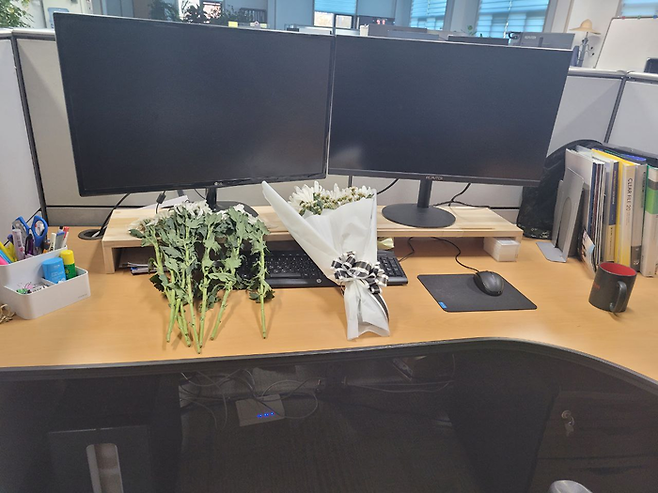 지난 8일 끼임사고로 숨진 강태완씨 책상에 국화꽃이 놓여 있다. 김사강 이주와 인권연구소 연구위원 제공