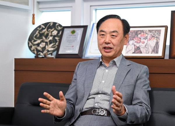 김재곤 티지와이 대표가 지난 8일 서울 서초구 본사 사무실에서 ‘용서를 통한 은혜의 삶’에 대해 간증하고 있다. 신석현 포토그래퍼