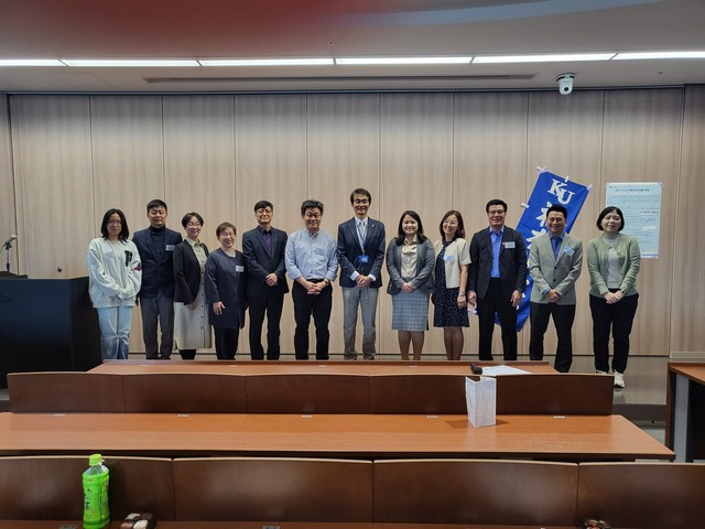 제2회 동아시아 4개 대학연합 국제학술회의 참가자들이 기념촬영을 하고 있다. 인천대 제공