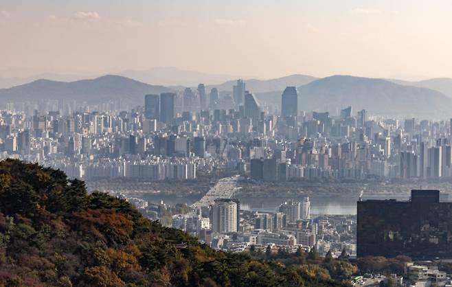 고금리와 대출 규제 영향으로 아파트 경매가 증가하면서 지난달 기준 경매시장에 나온 매물이 3년11개월 만에 가장 많은 것으로 나타났다. 사진은 8일 서울 강남구·서초구 일대 아파트 밀집 지역. /사진=뉴스1