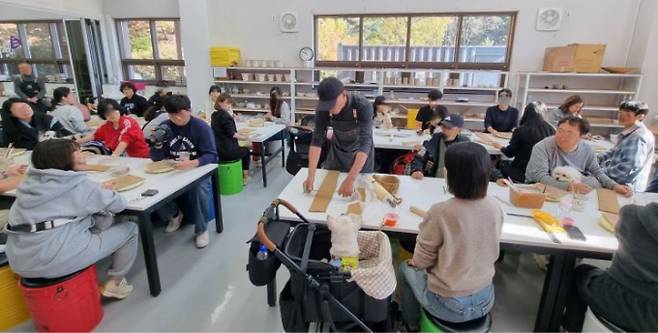 여주시 도자문화센터는 수도권 반려인을 대상으로 지난 9일부터 매주 토요일 한 달 동안 맞춤형 도자 체험행사를 운영하고 있다. / 사진제공=여주시