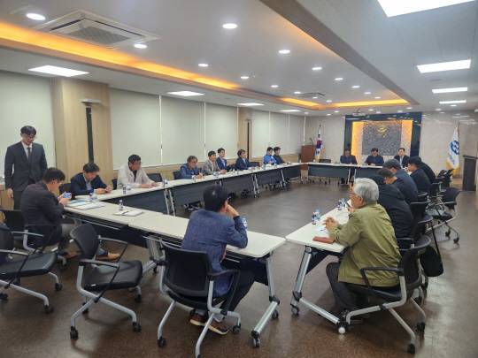 경북 영덕군 강구수협 대회의실에서 지난 7일 동해안 어민과 관계자 등이 일본산 암컷 대게(일명 스노우 크랩)의 국내 유통과 관련한 대책회의를 열고 있다. 경북도청 제공