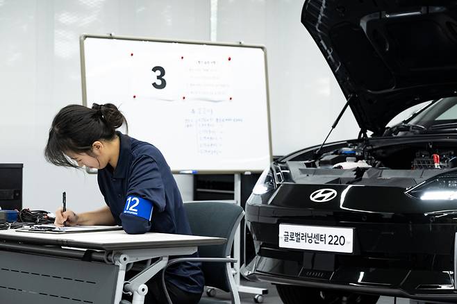 ‘2024 그랜드마스터 인증 평가’에 응시한 최우수 엔지니어가 현대자동차 천안 글로벌러닝센터에서 2차 실기 시험을 치르고 있다. [현대차 제공]