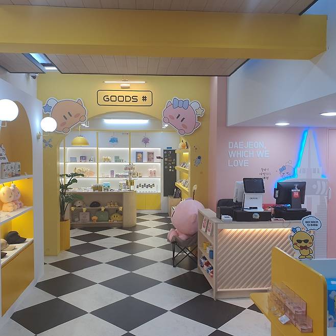 새단장으로 넓어진 쇼핑트래블라운지 꿈돌이 굿즈샵.