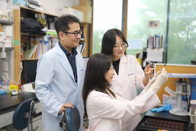 이번 연구를 수행한 한국생명공학연구원 연구진. 이무승(왼쪽부터), 손예슬, 손미영 박사.[한국생명공학연구원 제공]