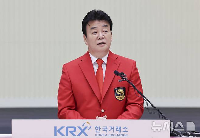 [서울=뉴시스] 김근수 기자 =  백종원 더본 코리아 대표이사가 6일 서울 여의도 한국거래소 홍보관에서 열린 더본 코리아 상장식에서 기념사를 하고 있다. 2024.11.06. ks@newsis.com