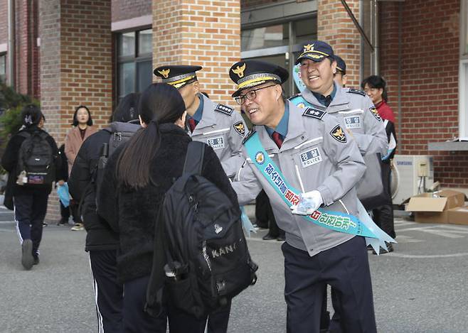 [대전=뉴시스] 대전경찰청이 12일 오전 서구 대전 삼천중 정문에서 학교 폭력 예방을 위한 등굣길 합동 캠페인을 벌였다.(사진=대전경찰청 제공). 2024.11.12. photo@newsis.com *재판매 및 DB 금지