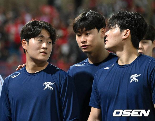 [OSEN=타이베이(대만), 이대선 기자] 프리미어12 첫 경기를 사흘 앞둔 류중일호가 작년 대만시리즈 챔피언과 가진 최종 평가전에서 기분 좋은 승리를 거뒀다.&nbsp;류중일 감독이 이끄는 한국 야구대표팀은 10일 대만 타이베이 티엔무야구장에서 펼쳐진 대만프로팀 웨이치안 드래곤즈와의 2024 WBSC 프리미어12 대비 최종 평가전에서 5-1로 승리했다.경기 종료 후 한국 김택연, 곽도규, 조병현이 승리의 기쁨을 나누고 있다. 2024.11.10 /