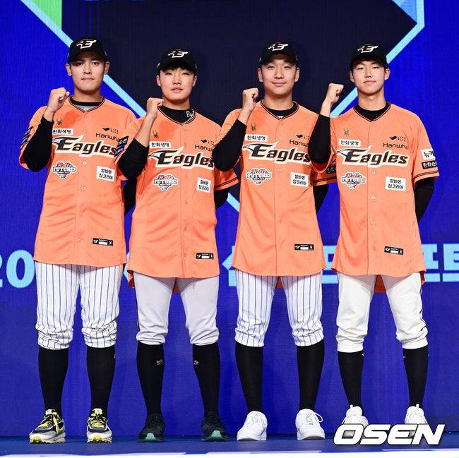 [OSEN=지형준 기자] 11일 오후&nbsp;서울 잠실 롯데호텔 월드에서 2025 KBO 신인 드래프트가 열렸다. 한화에 지명된 한지윤, 정우주, 권민규, 배승수가 포즈를 취하고 있다. 2024.09.11
