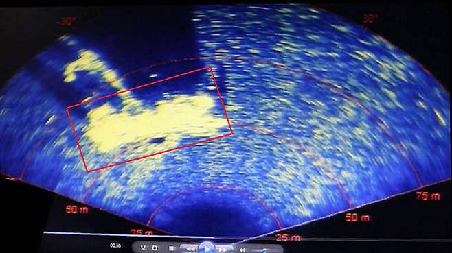 지난 9일 오전 해군 광양함 수중음파탐지기(SONAR·Sound Navigation And Ranging)를 이용해 촬영한 135금성호가 가라앉은 해저면. 네모로 표시한 것이 금성호로, 선체에서 길게 뻗어나간 것은 어망으로 추정된다.