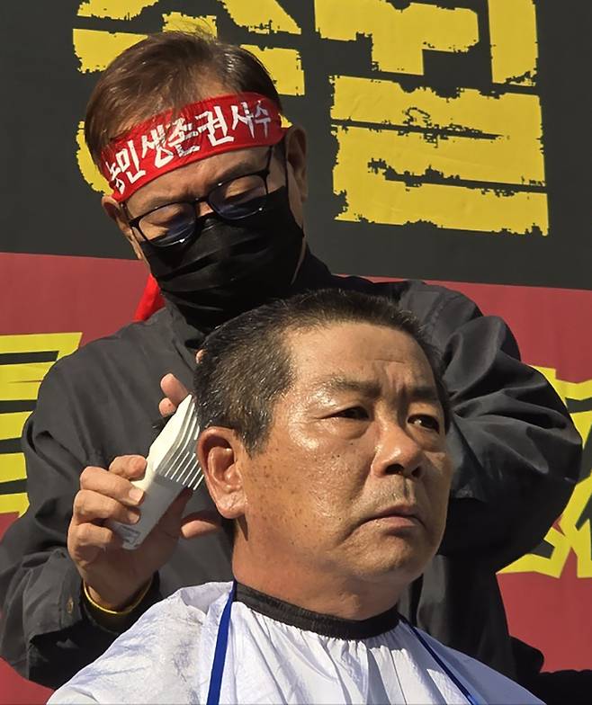 한국후계농업경영인중앙연합회 회원들이 12일 국회 앞 차도에서 '농정 혁신 촉구 농민 총궐기 대회' 중 삭발을 하고 있다.