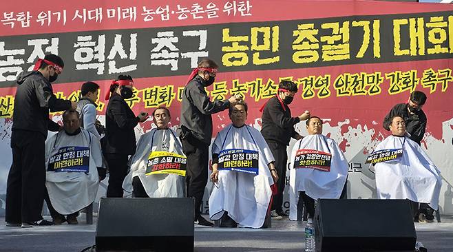 한국후계농업경영인중앙연합회 회원들이 12일 국회 앞 차도에서 '농정 혁신 촉구 농민 총궐기 대회' 중 삭발을 하고 있다.