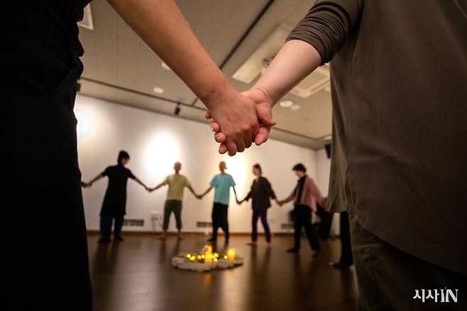 ‘도시의 노마드’ 회원들이 이태원 참사 2주기 추모 공연 연습을 하고 있다. ⓒ시사IN 신선영