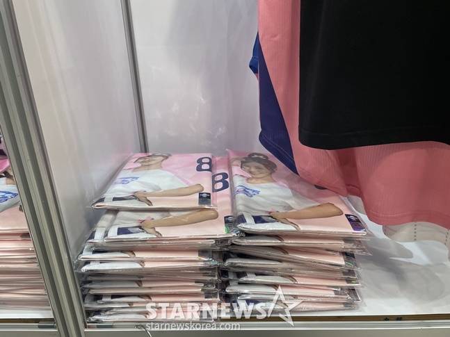 대만 타이베이시 신광미츠코시백화점에서 열린 프리미어12 팝업스토어에서 치어리더 관련 굿즈가 판매되고 있다. /사진=양정웅 기자