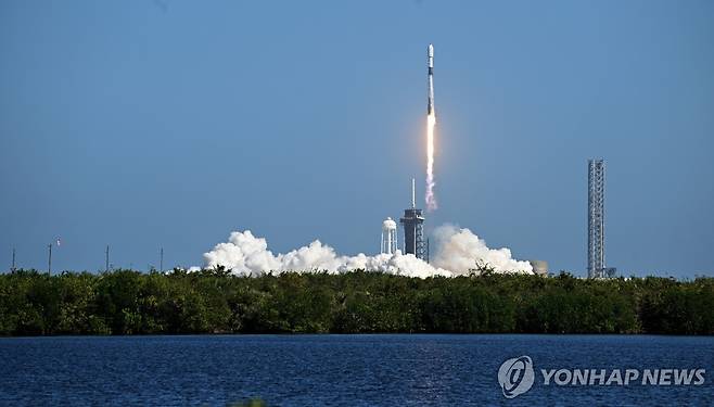 11일(현지시간) 미 플로리다에서 무궁화위성 6A호를 싣고 발사되는 스페이스X 팰컨9 로켓 [UPI=연합뉴스. 재판매 및 DB 금지]
